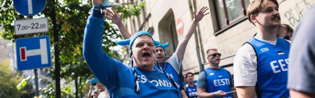 VIDEOD JA GALERII RIIAST | Ülivõimas rongkäik maalis Riia siniseks! Enesekindlad Eesti fännid usuvad võitu