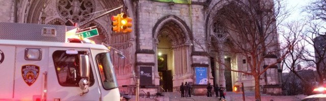 New Yorgis tappis politsei katedraali trepil tule avanud mehe