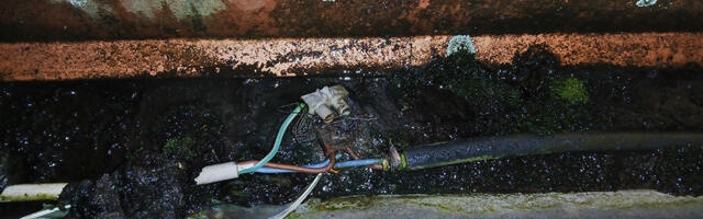 Tartus põlesid katuse vihmaveerennis elektrijuhtmed