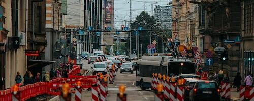 Tartu Puiestee tänava jalgrattarada eraldatakse pollaritega