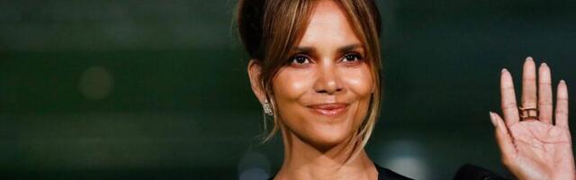 KUUM KLÕPS | Milline vallatu tagumik! Näitleja Halle Berry viskas riided seljast ja poseeris rõdul alasti
