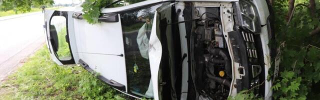 FOTOD | Lääne-Virumaal hukkus autoga teelt välja sõitnud mees