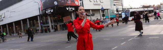 FOTOD | Elina Nechayeva peatas südamekuu lõppakordiks Hobujaama ristmikul linnaliikluse