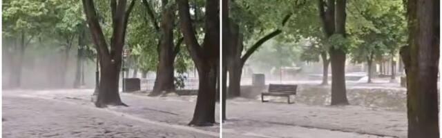 Bela reka juri gradom! Strašan snimak iz Vrnjačke Banje: Svi u neverici gledaju popularan park, skoro potonuo!