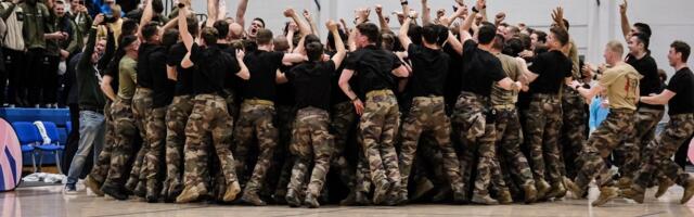 DELFI VIDEO | Siiras rõõm! NATO sõdurid tähistasid lõpuvile järel Kadrina Karude võitu