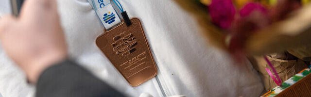 ФОТО: завоевавшая историческую медаль на чемпионате мира Энели Ефимова прибыла в Таллинн