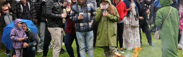 OTSEFOTOD | Harku jaanituli kogub vihmast hoolimata hoogu! Meie Mees on valmis võidupüha puhul publikut hullutama