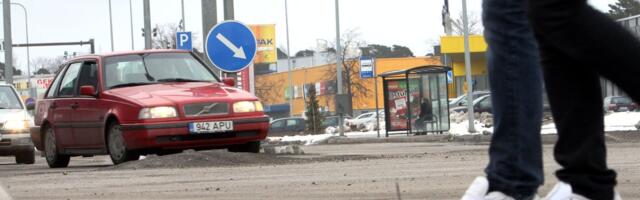 Mitmele jalakäijale lõppes kokkupõrge autoga haiglavoodis