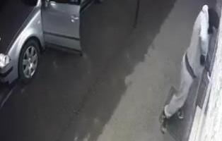 POKUŠAO DA PROVALI U MESARU U STEPOJEVCU: Mučio se, mučio, pa pobegao - pogledajte neuspeli pokušaj razbojništva (VIDEO)