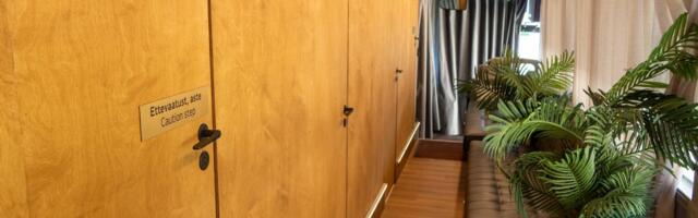 FOTOD | Mõnusalt mugav! Saaremaa ooperipäevadel on kasutusel moodne WC buss