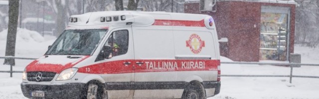 Tallinnas Mustamäel jäi auto alla noor naine