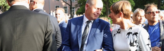 Presidendi aiapeo etiketi ABC: Kes tervitab esimesena? Kuidas hoida veiniklaasi ja suupistete taldrikut?