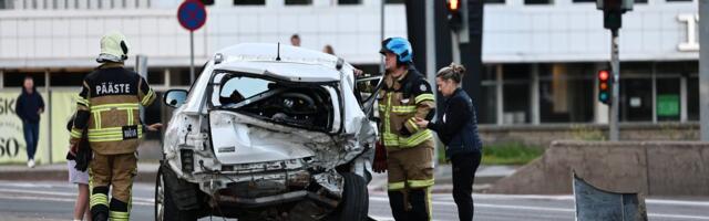 FOTOD | Tallinnas Pärnu maanteel põrkasid kokku kaks sõiduautot