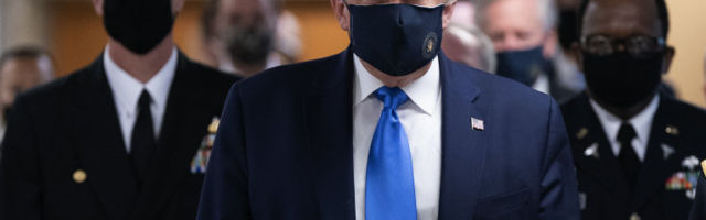 Trump kandis esimest korda avalikult maski