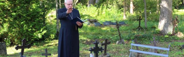 FOTOD:  täna õnnistati sisse EELK Ambla Maarja koguduse Sipelga abikalmistu mälestuskoht ja infotahvel