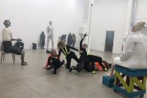 Perfromance-skulptuur Mare Mikofi näitusel