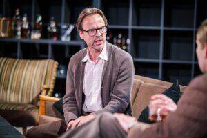 Ööliblikas kollaste lillede kohal