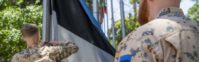 Eesti kontingent langetas Afganistanis Resolute Support missiooni peakorteri ees Eesti lipu