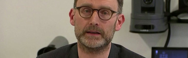 Seksiskandaal koroonakriisis: Briti tähtis epidemioloog võõrustas isolatsiooni ajal armukest ja pidi tagasi astuma