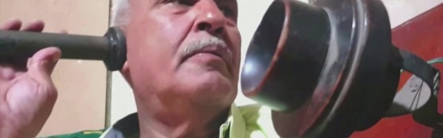 Reporter: Telefonikaupmees võtab kõnesid vastu 1898. aastast pärit aparaadiga