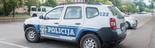 Divljao besnim autom, žurio da zauzme baldahin na plaži: Neverovatan incident u Budvi