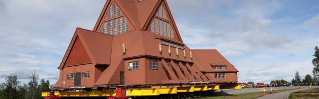 OTSEPILT | Rootslased kolivad ajaloolise kiriku ühes tükis linna teise otsa