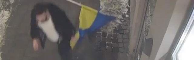 VIDEO: Lätis otsitakse taga meest, kes rebis seinalt Ukraina lipu ja viis selle kaasa