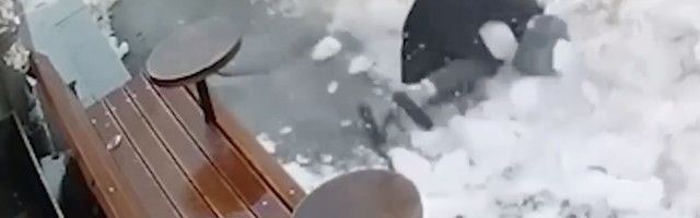 VIDEO: Inimene saab katuselt sahmaka lund kaela
