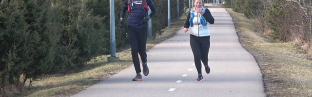 Reporter: Kaks hulljulget jookusõpra teevad vahepeatusteta Saaremaale ringi peale