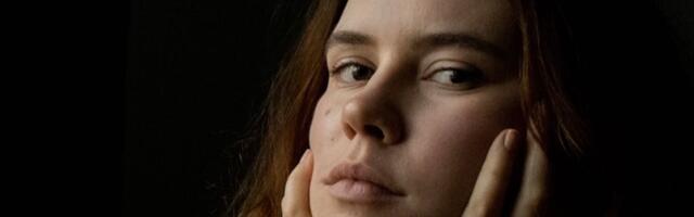 Tartu Ülikooli botaanikaaias esineb laulja Lisanna Kuningas