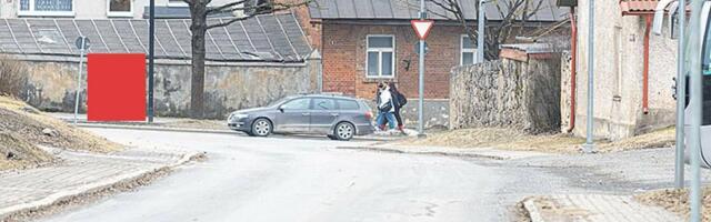 Juhita auto sööstis tipptunnil üle Viljandi tihedaima liiklusega tänava kedagi vigastamata