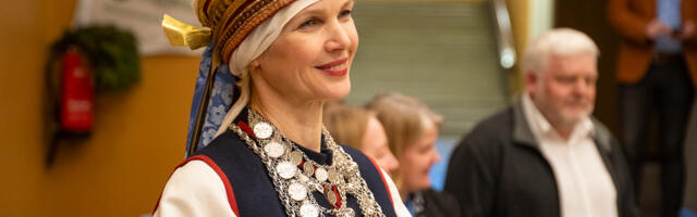 Evelin Poolamets tikkis raamatuaasta vaibale eesti naise Eesti lipuga