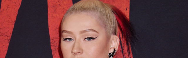 KUUM KLÕPS | Jahutavat basseini nautiva Christina Aguilera valge kleit näitab kõiki lauljanna kehakumerusi