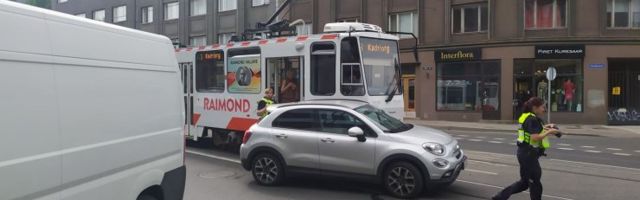 FOTOD | Tallinna südalinnas põrkasid kokku tramm ja auto