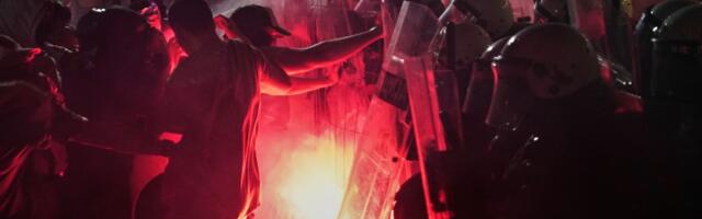AP: Haos u Novom Sadu izazvala policija, ispaljivala je suzavac i jurišala na mirne demonstrante