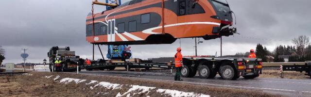 Reporter: Tartu külje alt viidi minema veokiga kokkupõrgest järele jäänud poolik rong