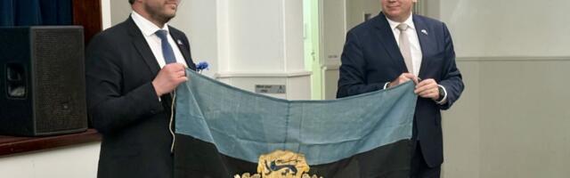 Välisminister Tsahkna võttis Sydneys vastu Kadrioru lossi lipumastist päästetud Eesti lipu reliikvia