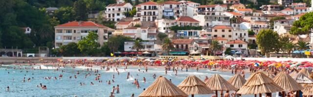 Šetnja u kupaćem vas može koštati čak 500 evra: Drakonske kazne u komšiluku, evo šta srpski turisti moraju da znaju pre nego što krenu sa plaže