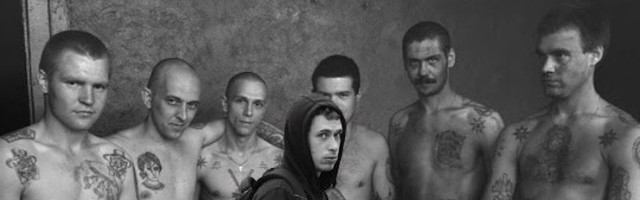FOTO! Kalevi-Kalle esimene vanglapäev lõppes kohaliku bossi grupifoto ärarikkumisega