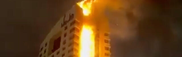 VIDEO: Kuveidis sai rünnakus tabamuse ja süttis põlema kõrghoone