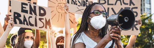 Ameerika Ühendriikide valitsus sidus valitsuse toetused valgevastase rassismi väljajuurimisega