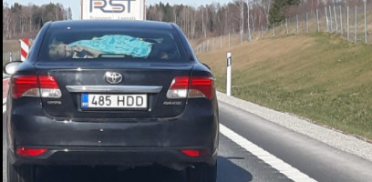 EESTI MEES PÜÜDIS pildile väga ohtliku liikluseeskirjade rikkumise