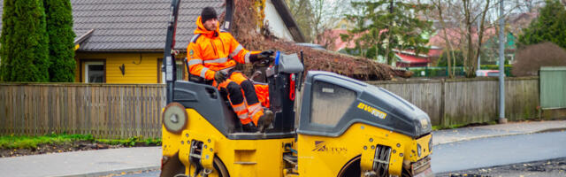 Galerii: Metsa tänaval käib asfalteerimine