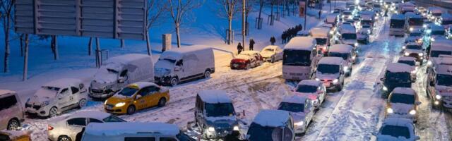VIDEO | Istanbulis tekitas lumesadu täiskatastroofi: tuhanded inimesed jäid autodega teedele kinni