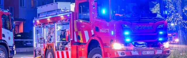 Paldiskis põleb metallijäätmete kogumispunkt. Suits levib Paldiski linnale