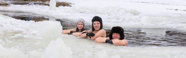 GALERII ⟩ Karsumm jääauku ja siis lavale! Paala järve ääres küttis talisuplejatel kere soojaks kuum saun