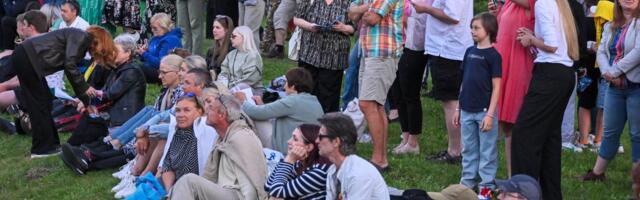 FOTOD | Häälepaelad lasti valla! Viljandi gümnaasiumi traditsiooniline öölaulupidu tõi kohalikud kokku