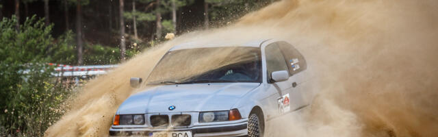 Ralliäss Urmo Aava loeb Järvamaa rahvarallil kaarti oma pojale