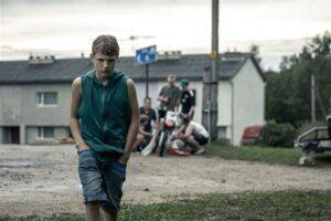 Lapsed tumedaid tegusid korda saatmas