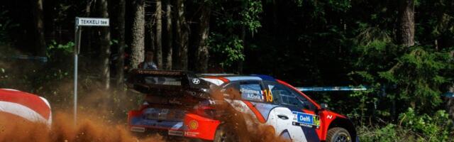 FOTO | Fourmaux keeras Soome teedel auto katusele